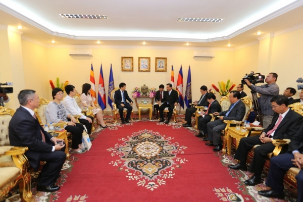 ពិធីចុះអនុសារណៈនៃការយោគយល់គ្នារវាង សាកលវិទ្យាល័យ ឆាង អាន ប្រទេសចិន និងក្រសួងការងារ និងបណ្តុះបណ្តាលវិជ្ជាជីវៈ និងវិទ្យាស្ថានបីទៀតក្រោមឳវាទក្រសួង