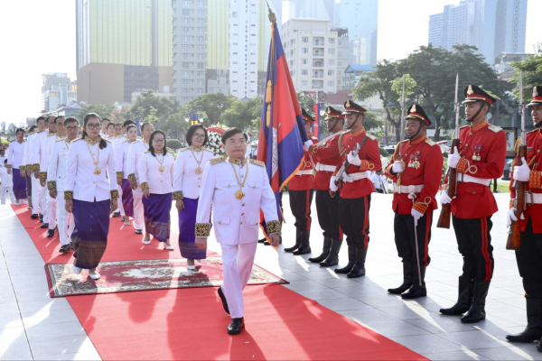 ឯកឧត្តម ហេង សួរ និងថ្នាក់ដឹកនាំក្រសួងការងារ និងបណ្តុះបណ្តាលវិជ្ជាជីវៈ អញ្ជើញគោរពព្រះវិញ្ញាណក្ខន្ធ ព្រះបរមរតនកោដ្ឋ