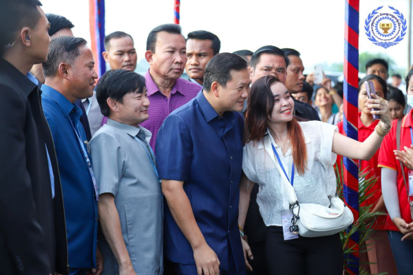 ព្រឹកនេះ សម្តេចធិបតី ហ៊ុន ម៉ាណែត បន្តចុះជួបសំណេះសំណាលជាមួយកម្មករ និយោជិតជិត២ម៉ឺននាក់ នៅស្រុកសំរោងទង ខេត្តកំពង់ស្ពឺ