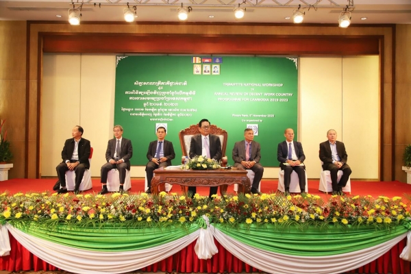 ស្ត្រី បុរស យុវជន និងក្រុមជនងាយរងគ្រោះកម្ពុជា កាន់តែច្រើនមានការងារសមរម្យប្រកបដោយផលិតភាព ទទួលបានប្រយោជន៍ពីសេវាគាំពារសង្គម ដោយតម្លាភាព និងសមធម៌