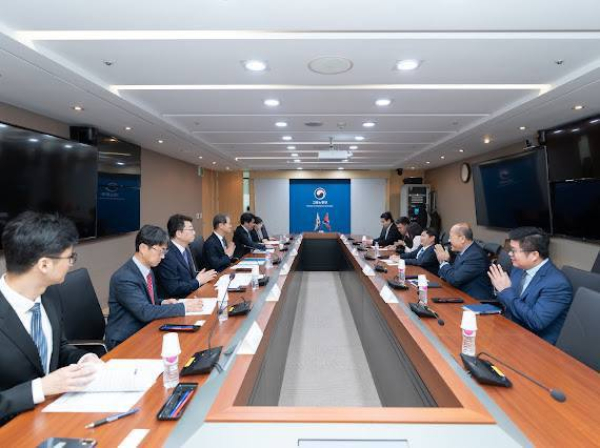 រដ្ឋមន្ត្រីក្រសួងការងារកម្ពុជា និងកូរ៉េ ជួបពិភាក្សាការងារ ដើម្បីពង្រីកកិច្ចសហប្រតិបត្តិការលេីវិស័យការងារ សន្តិសុខ និងបណ្តុះបណ្តាលវិជ្ជាជីវៈ