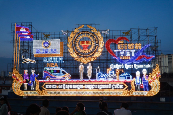 ប្រទីបរបស់ក្រសួងការងារ និងបណ្ដុះបណ្ដាលវិជ្ជាជីវៈ បង្ហាញសោភ័ណភាពបែបសហសម័យដើម្បីត្រៀមដាក់បង្ហាញក្នុងព្រះរាជពិធីបុណ្យអុំទូក បណ្តែតប្រទីប