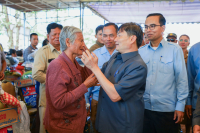 ឯកឧត្តម ហេង សួរ នាំយកអំណោយសប្បុរសធម៌ចែកជូនគ្រួសារភៀសសឹក និងគ្រួសារវីរកងទ័ពជួរមុខជិត ៦០០គ្រួសារ នៅខេត្តកំពង់ចាម