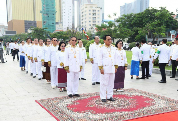 ឯកឧត្តមបណ្ឌិត អុិត សំហេង ដឹកនាំប្រតិភូរបស់ក្រសួង ថ្វាយកម្រងផ្កាគោរពព្រះវិញ្ញាណក្ខន្ធ ព្រះករុណា ព្រះបរមរតនកោដ្ឋ