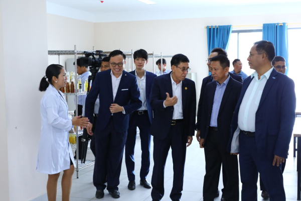 អ្នកសារព័ត៌មាននៅកម្ពុជា៖ ទស្សនកិច្ចសិក្សាទៅកាន់សាលាបច្ចេកទេសនឹងធ្វើឱ្យសង្គមយល់ដឹងពីកម្មវិធីបណ្តុះបណ្តាល១.៥លានកាន់តែទូលំទូលាយ