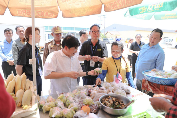 រដ្ឋមន្ត្រីក្រសួងការងារ និងអភិបាលខេត្តកំពង់ឆ្នាំង បន្តសួរសុខទុក្ខនិងហូបបាយជាមួយកម្មកររោងចក្រជាង២០០០នាក់ នៅខេត្តកំពង់ឆ្នាំង