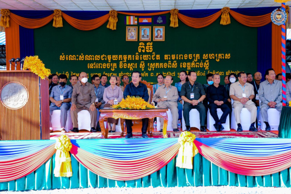 សម្តេចតេជោ ហ៊ុន សែន បានបន្តចុះសំណេះសំណាលជាមួយបងប្អូនកម្មករ និយោជិត ជាង១ម៉ឺននាក់បន្តទៀត នៅស្រុកគងពិសី ខេត្តកំពង់ស្ពឺ