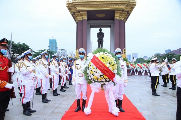 ឯកឧត្តមបណ្ឌិត អុិត សំហេង និងថ្នាក់ដឹកនាំក្រសួងការងារ អញ្ជើញគោរពព្រះវិញ្ញាណក្ខន្ធ ព្រះបរមរតនកោដ្ឋ