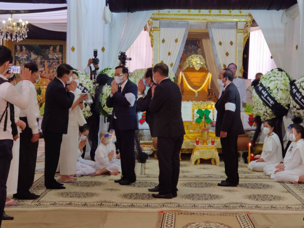 ឯកឧត្តមបណ្ឌិត អុិត សំហេង ដឹកនាំគណប្រតិភូ អញ្ជើញគោរពវិញ្ញាណក្ខន្ធ  ឯកឧត្តម ត្រាំ អុីវតឹក