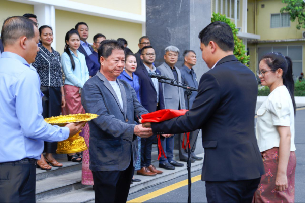 ថ្នាក់ដឹកនាំ និងមន្ត្រីរាជការនៃក្រសួងការងារ និងបណ្តុះបណ្តាលវិជ្ជាជីវៈ ចូលរួមគោរពទង់ជាតិនៃព្រះរាជាណាចក្រកម្ពុជា