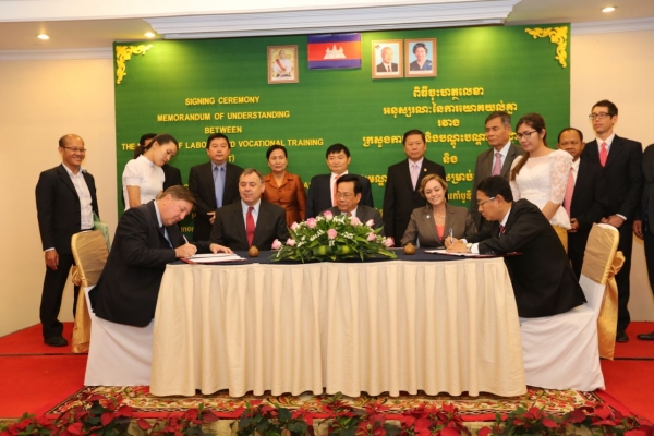 ពិធីចុះហត្ថលេខាលើអនុស្សរណៈ នៃការយោគយល់គ្នារវាងក្រសួងការងារ និងបណ្តុះបណ្តាលវិជ្ជាជីវៈ ជាមួយមជ្ឈមណ្ឌលអាមេរិកាំងសម្រាប់សាមគ្គីភាពការងារអន្តរជាតិ (ACILS)