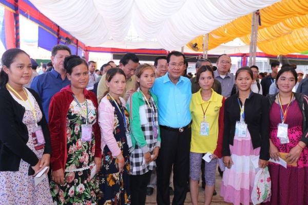 សម្តេចតេជោ ហ៊ុន សែន អញ្ជើញជួបកូនក្មួយកម្មករជាង ២ម៉ឺននាក់នៅខេត្តកំពង់ចាម