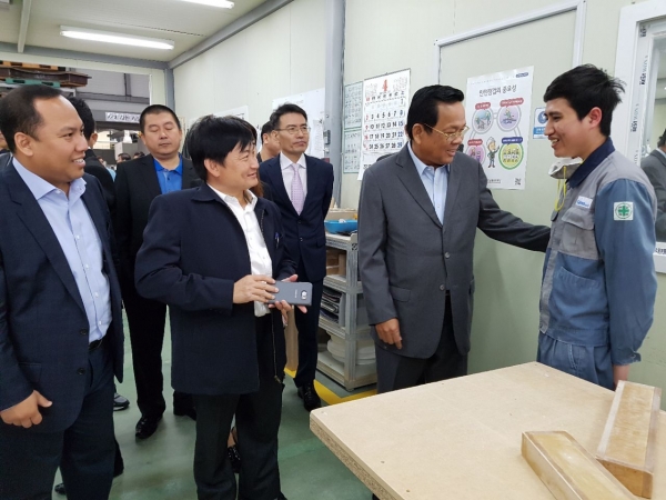 ឯកឧត្តមបណ្ឌិត អ៊ិត សំហេង និងគណៈប្រតិភូ អញ្ជើញទស្សនកិច្ចនៅរោងចក្រផលិត សម្ភារៈបន្ទប់ទឹក Saturn Bath Co.LTD នៅទីក្រុងប៊ូឆន់ ខេត្តខ្យងគី ប្រទេសកូរ៉េ