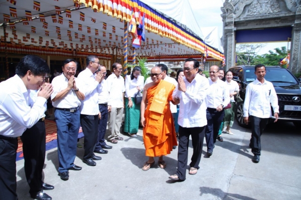 ឯកឧត្តមបណ្ឌិត អុិត សំហេង និងថ្នាក់ដឹកនាំ មន្ត្រីរាជការក្រសួងការងារ អញ្ជើញកាន់បិណ្ឌទី១៣ នៅវត្តលង្កាព្រះកុសុមារាម