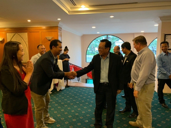 ឯកឧត្តមបណ្ឌិត អ៊ិត សំហេង អញ្ជើញចូលរួមពិធីជប់លៀងជូន លោក Scott Schlossberg មន្រ្តីទទួលបន្ទុកវិស័យការងារនៃស្ថានទូតអាមេរិកប្រចាំកម្ពុជា ដែលត្រូវបញ្ចប់អាណត្តិ