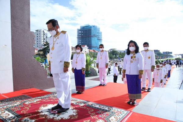ឯកឧត្តមបណ្ឌិត អុិត សំហេង ដឹកនាំប្រតិភូរបស់ក្រសួង ថ្វាយកម្រងផ្កាគោរពវិញ្ញាណក្ខន្ធ ព្រះករុណា ព្រះបរមរតនកោដ្ឋ