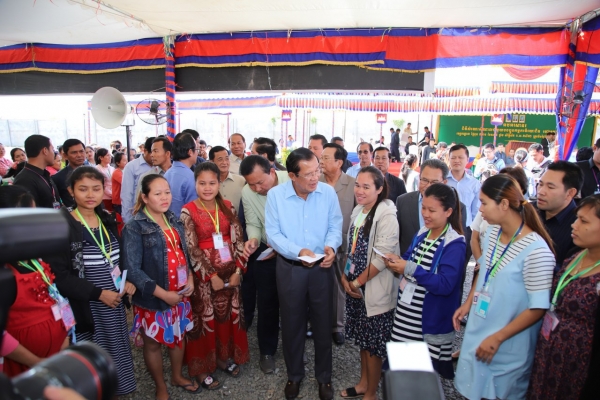 សម្តេចតេជោ ហ៊ុន សែន អញ្ជើញជួបសួរសុខកូនក្មួយកម្មករជាង៦ពាន់នាក់ នៅស្រុកមុខកំពូល ខេត្តកណ្តាល