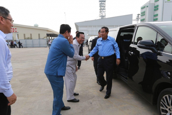 សម្តេចតេជោ ហ៊ុន សែន អញ្ជើញ​ចូល​រួម​អបអរ​សាទរ​ទិវា​ពលកម្ម​អន្តរ​ជាតិ ១ឧសភា ជាមួយ​កូន​ក្មួយ​កម្មករ​នៅ​តំបន់​សេដ្ឋកិច្ច​ពិសេស​ភ្នំពេញ