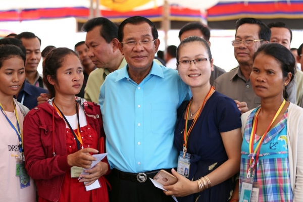 សម្តេចតេជោ ហ៊ុន សែន អញ្ជើញចុះជួបកម្មករកម្មការិនីជាង២ម៉ឺននាក់នៅក្នុងខេត្តកំពង់ស្ពឺ