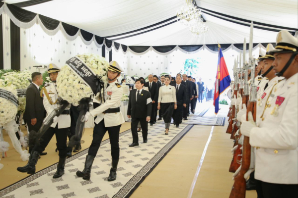 ឯកឧត្តមរដ្ឋមន្រ្តី ហេង សួរ អញ្ជើញគោរពវិញ្ញាណក្ខន្ធសពសម្ដេចចៅហ្វាវាំង វរវៀងជ័យ អធិបតីស្រឹង្គារ គង់ សំអុល ឧបនាយករដ្ឋមន្ត្រី រដ្ឋមន្ត្រីក្រសួងព្រះបរមរាជវាំង