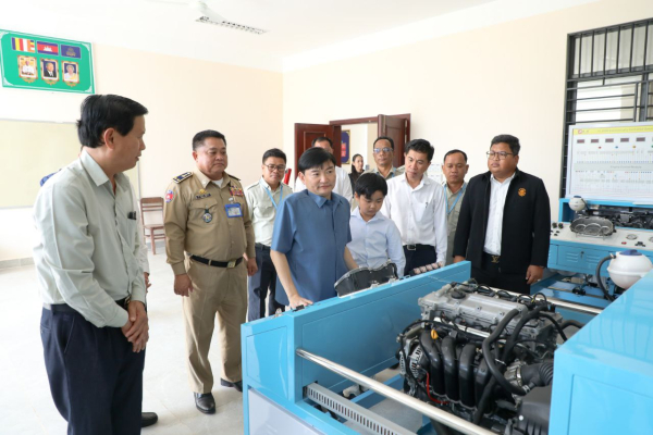 ឯកឧត្តម ហេង សួរ ប្រគល់កុំព្យូទ័រជាអំណោយរបស់សម្តេចមហាបវរធិបតី និងលោកជំទាវបណ្ឌិត ពេជ ចន្ទមុន្នី ចំនួន ១៣៩គ្រឿងជូនដល់មន្ទីរ អង្គភាព គ្រឹះស្ថានអប់រំ ក្នុងខេត្តកំពង់ធំ