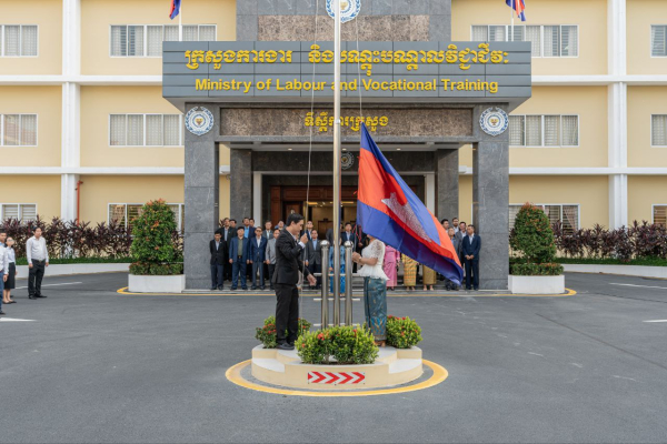 ថ្នាក់ដឹកនាំ និងមន្ត្រីរាជការនៃក្រសួងការងារ និងបណ្តុះបណ្តាលវិជ្ជាជីវៈ ចូលរួមគោរពទង់ជាតិនៃព្រះរាជាណាចក្រកម្ពុជា