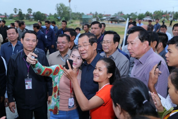 សម្តេចតេជោ ហ៊ុន សែន អញ្ជើញជួបកម្មករកម្មការនីជិត ២ម៉ឺននាក់នៅខេត្តកំពង់ស្ពឺ