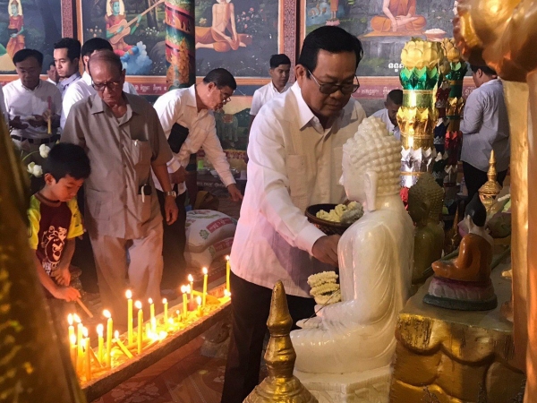 ឯកឧត្តម អុិត សំហេង និងថ្នាក់ដឹកនាំ មន្ត្រីរាជការក្រសួងការងារ អញ្ជើញដាក់បិណ្ឌទី១ នៅវត្តសារាវ័ន្តតេជោ