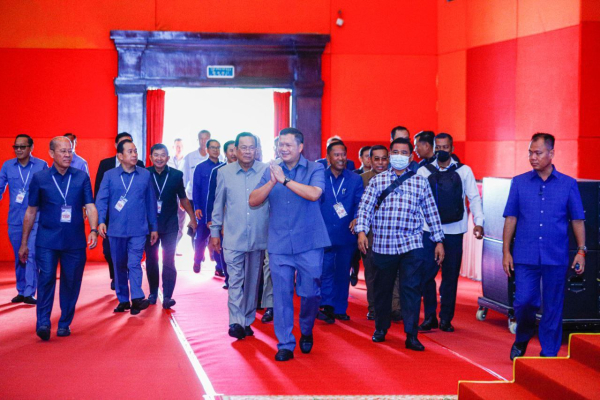 ឯកឧត្តមបណ្ឌិត ហ៊ុន ម៉ាណែត តំណាងដ៏ខ្ពង់ខ្ពស់សមេ្ដចតេជោ ហ៊ុន សែន អញ្ជើញសំណេះសំណាលជាមួយបងប្អូនប្រធានរដ្ឋបាល&nbsp; ប្រធានផ្នែក នៅតាមរោងចក្រ សហគ្រាសនានា