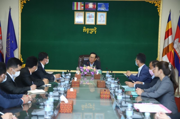 ឯកឧត្តមបណ្ឌិតរដ្ឋមន្ត្រី ផ្ដល់អនុសាសន៍ដល់ក្រុមនិស្សិតដែលត្រៀមទៅសិក្សាបន្តនៅអូស្ត្រាលី និងណូវ៉ែលហ្សេឡង់ ត្រូវខិតខំបំពេញចំណេះវិជ្ជារបស់ខ្លួន ដោយរក្សាស្មារតីជាតិជាធំ