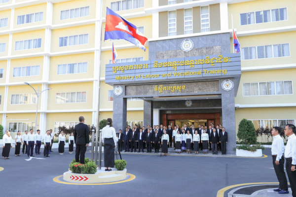 ថ្នាក់ដឹកនាំ និងមន្ត្រីរាជការនៃក្រសួងការងារ និងបណ្តុះបណ្តាលវិជ្ជាជីវៈ ចូលរួមគោរពទង់ជាតិនៃព្រះរាជាណាចក្រកម្ពុជា និងគោរពព្រះវិញ្ញាណក្ខន្ធព្រះបរមសព សម្តេចព្រះអគ្គមហាសង្ឃរាជាធិបតីកិត្តិឧទ្ទេសបណ្ឌិត ទេព វង្ស សម្តេចព្រះមហាសង្ឃរាជនៃព្រះរាជាណាចក្រកម្ពុជា