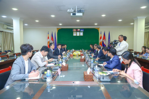 ប្រតិភូសាធារណរដ្ឋកូរ៉េពិភាក្សាការងារលើវឌ្ឍនភាពផ្នែកសុវត្ថិភាព និងសុខភាពការងារ និងការអនុវត្តគម្រោងលើកកម្ពស់សមត្ថភាពវិទ្យាស្ថានសម្រាប់ការបណ្តុះបណ្តាលសុវត្ថិភាព និងសុខភាពការងារនៅកម្ពុជា