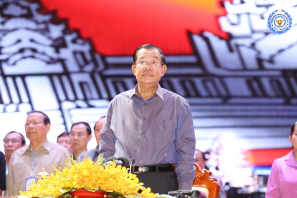 សម្តេចតេជោ ហ៊ុន សែន អញ្ជើញជួបសួរសុខទុក្ខកូនក្មួយកម្មករ ៤,៦៤០នាក់ នៅកោះពេជ្រ