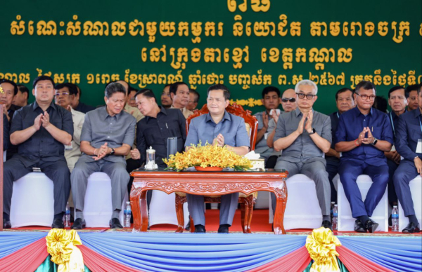 ព្រឹកនេះ ឯកឧត្តមកិត្តិទេសាភិបាលបណ្ឌិត ហ៊ុន ម៉ាណែត បន្តអញ្ជើញចុះជួបកម្មករ កម្មការិនីជាង១.៨ម៉ឺននាក់ នៅក្រុងតាខ្មៅ ខេត្តកណ្ដាល