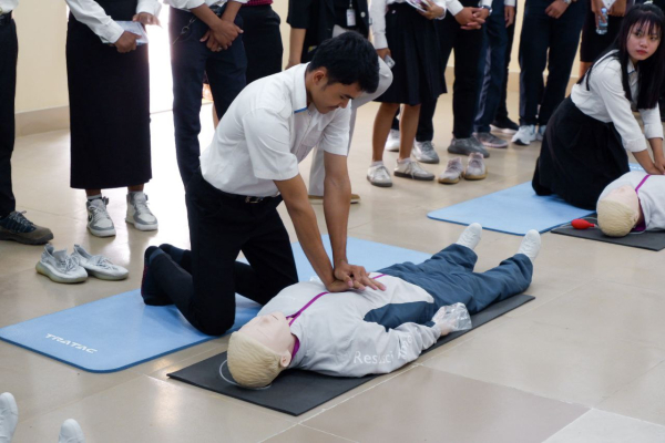 មជ្ឈមណ្ឌលបណ្ដុះបណ្ដាលសុវត្ថិភាព និងសុខភាពការងារទទួលនិស្សិត១១៤មកពីវិទ្យាស្ថានពហុបច្ចេកទេសកម្ពុជា(NPIC)ធ្វើទស្សនៈកិច្ចសិក្សាដើម្បីពង្រឹងសមត្ថភាពជំនាញ