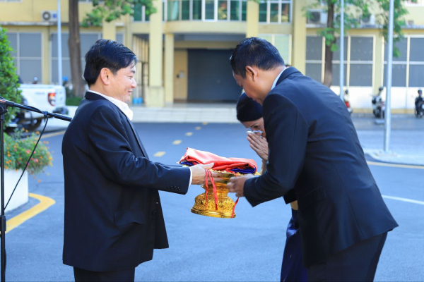 ថ្នាក់ដឹកនាំ និងមន្ត្រីរាជការនៃក្រសួងការងារ និងបណ្តុះបណ្តាលវិជ្ជាជីវៈ ចូលរួមគោរពទង់ជាតិនៃព្រះរាជាណាចក្រកម្ពុជា