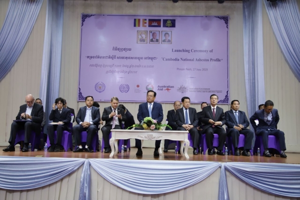 ឯកឧត្តមបណ្ឌិត អ៊ិត សំហេង ជំរុញឱ្យមន្ត្រីចុះបណ្តុះបណ្តាលដល់និយោជក-កម្មករពីហានិភ័យ ដែលបង្កដោយសារធាតុអាសបេស្តុស