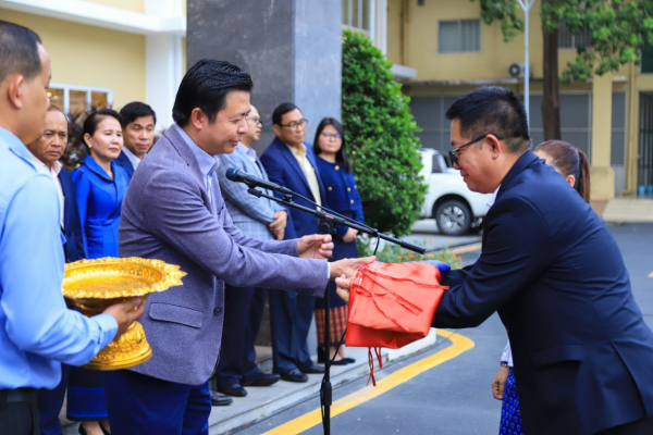 ថ្នាក់ដឹកនាំ និងមន្ត្រីរាជការនៃក្រសួងការងារ និងបណ្តុះបណ្តាលវិជ្ជាជីវៈ ចូលរួមគោរពទង់ជាតិនៃព្រះរាជាណាចក្រកម្ពុជា