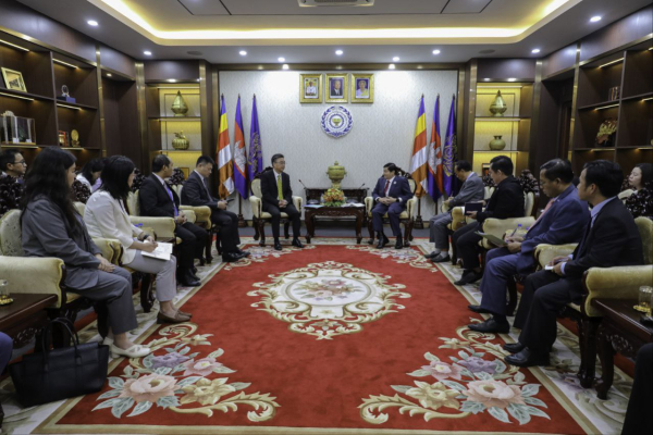 ឯកឧត្តម ហេង សួរ ស្វាគមន៍មជ្ឈមណ្ឌលអាស៊ាន-ចិន ចំពោះកិច្ចសហប្រតិបត្តិការជាមួយ គ្រឹះស្ថាន TVET នៅកម្ពុជា ដើម្បីបណ្តុះបណ្តាលជំនាញបច្ចេកទេសរួមគ្នា