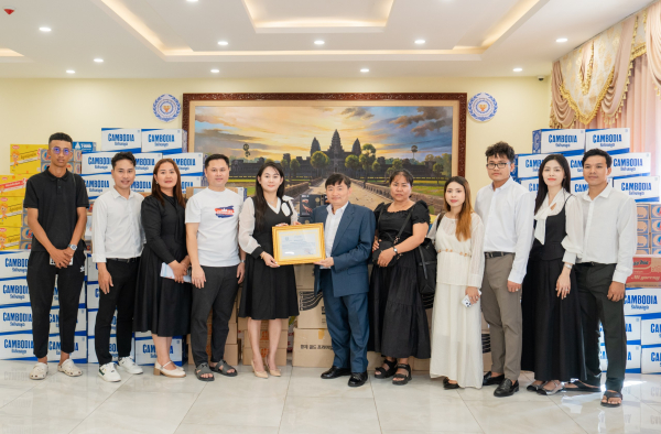 ឯកឧត្តម ហេង សួរ បានទទួលអំណោយពី លោកស្រី គីម ហានីល អគ្គនាយិកាក្រុមហ៊ុន គីម ហានីល (ខេមបូឌា) ឯ.ក, ក្រុមហ៊ុន N.Y Store, ក្រុមហ៊ុន Meiling Collection, និងលោកស្រី អ៊ន ភារី និងស្វាមី សម្រាប់ផ្តល់ជូនវីរកងទ័ព និងជនភៀសសឹក