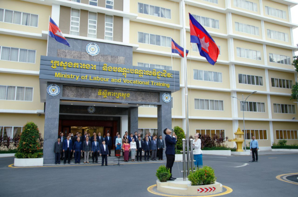ថ្នាក់ដឹកនាំ និងមន្ត្រីរាជការនៃក្រសួងការងារ និងបណ្តុះបណ្តាលវិជ្ជាជីវៈ ចូលរួមគោរពទង់ជាតិនៃព្រះរាជាណាចក្រកម្ពុជា
