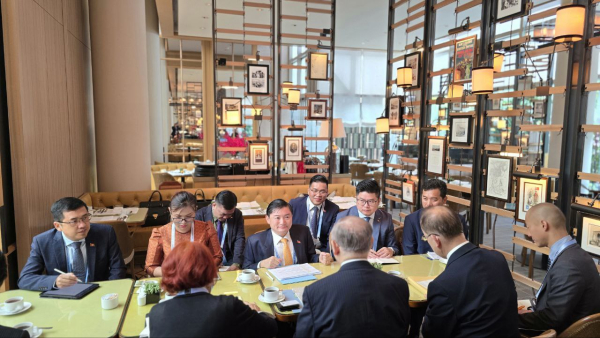 ឯកឧត្តម ហេង សួរ ជួបពិភាក្សាការងារជាមួយ ឯកឧត្តមអនុរដ្ឋមន្ត្រីក្រសួងសុខាភិបាល ការងារនិងសុខមាលភាពនៃប្រទេសជប៉ុន អំឡុងពេលកិច្ចប្រជុំរដ្ឋមន្រ្តីការងារអាស៊ានលើកទី២៨ និងកិច្ចប្រជុំពាក់ព័ន្ធ