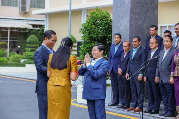 ថ្នាក់ដឹកនាំ និងមន្ត្រីរាជការនៃក្រសួងការងារ និងបណ្តុះបណ្តាលវិជ្ជាជីវៈ បានបន្តចូលរួមគោរពទង់ជាតិ នៃព្រះរាជាណាចក្រកម្ពុជា និងច្រៀងបទពង្សាវតាខ្មែរ