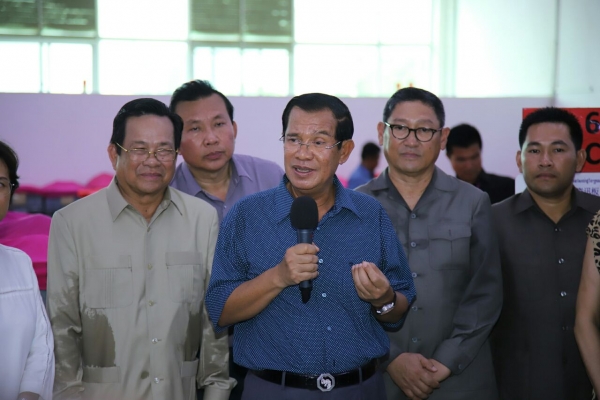 សម្តេចតេជោ ហ៊ុន សែន អញ្ជើញពិនិត្យមើលសង្វាក់ផលិតកម្មរោងចក្រ និងសកម្មភាពកម្មករ កម្មការិនីធ្វើការនៅរោងចក្រតាមបណ្តោយផ្លូវជាតិលេខ៤