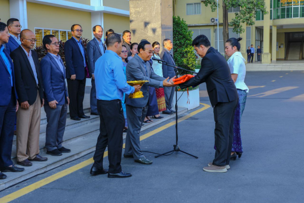 ថ្នាក់ដឹកនាំ និងមន្ត្រីរាជការនៃក្រសួងការងារ និងបណ្តុះបណ្តាលវិជ្ជាជីវៈ ចូលរួមគោរពទង់ជាតិនៃព្រះរាជាណាចក្រកម្ពុជា