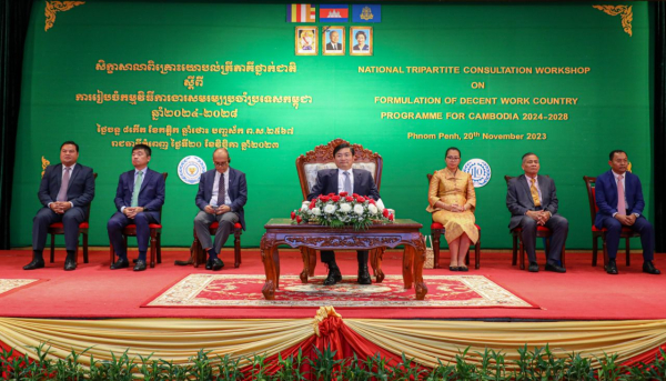 រដ្ឋមន្ត្រីក្រសួងការងារ និងបណ្តុះបណ្តាលវិជ្ជាជីវៈ ផ្តល់អនុសាសន៍១០ចំណុចដើម្បីជាមូលដ្ឋានលើការពិភាក្សាការងារសមរម្យនៅកម្ពុជា២០២៤-២០២៨