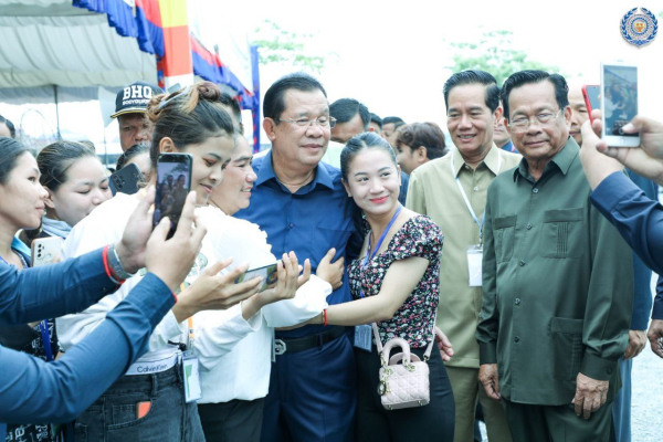 ព្រឹកនេះ សម្តេចតេជោ ហ៊ុន សែន បានបន្តអញ្ជើញចុះជួបបងប្អូនកម្មករ កម្មការិនី ជិត ២ម៉ឺននាក់ នៅតំបន់ព្រៃស្ពឺ ខណ្ឌពោធិ៍សែនជ័យ រាជធានីភ្នំពេញ