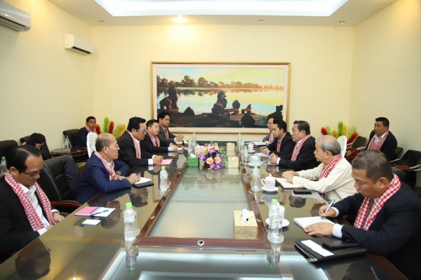 ឯកឧត្តមរដ្ឋមន្ត្រីក្រសួងការងារ គាំទ្រឱ្យសមាគមចម្ការកៅស៊ូវៀតណាម ដែលមានកៅស៊ូរាប់ម៉ឺនហិកតានៅកម្ពុជារើសកម្មកររាប់ម៉ឺននាក់ទៅបម្រើការភ្លាមៗ