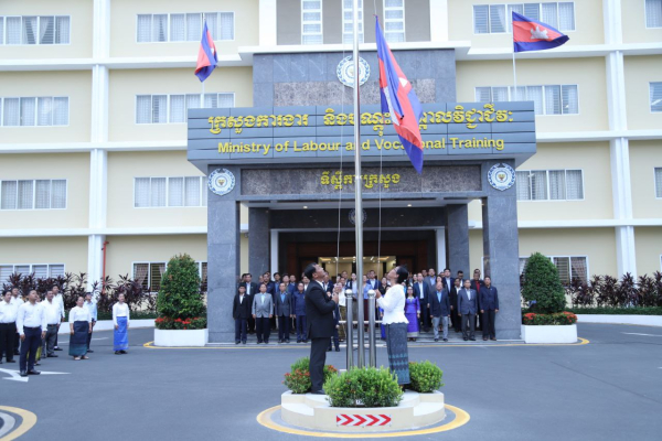 ថ្នាក់ដឹកនាំ និងមន្ត្រីរាជការនៃក្រសួងការងារ និងបណ្តុះបណ្តាលវិជ្ជាជីវៈ ចូលរួមគោរពទង់ជាតិនៃព្រះរាជាណាចក្រកម្ពុជា