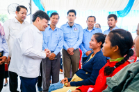 ក្រសួងការងារលើកទឹកចិត្តអតីតពលករ និងយុវជនឱ្យជ្រើសរើសការងារក្នុងស្រុក តាមរយៈការរៀបចំវេទិកាផ្តល់ឱកាសការងារជាង២ពាន់កន្លែង នៅក្រុងសិរីសោភ័ណ ខេត្តបន្ទាយមានជ័យ